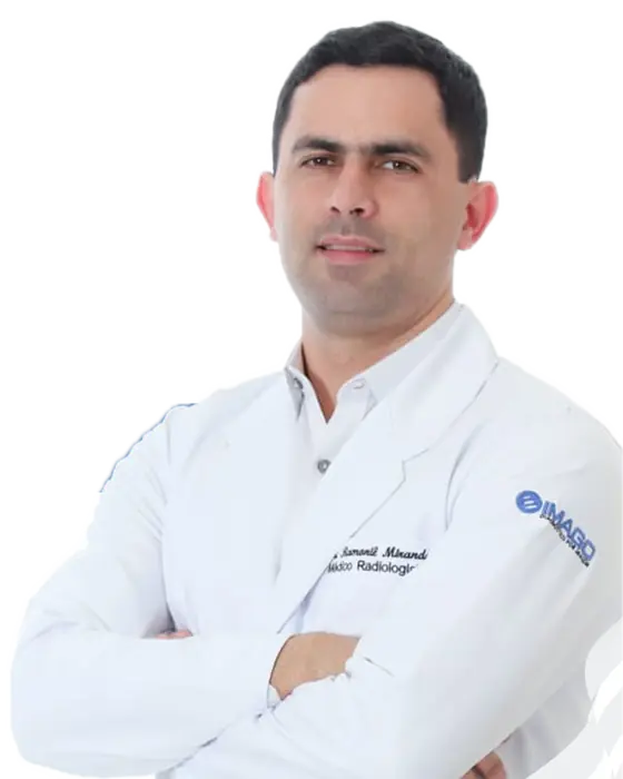 Dr. Ramoniê de Miranda, médico radiologista da Imago, de jaleco e braços cruzados